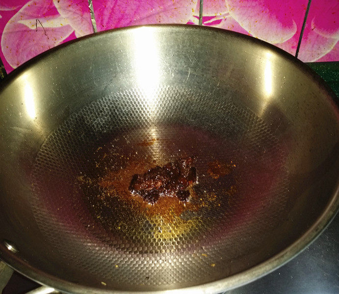 油炸臭干,锅热倒油,下黄豆酱、开小火炒香