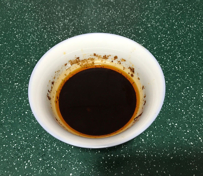 油炸臭干,充分炒于融合,倒入小碗中备用