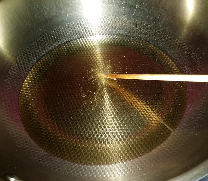 油炸臭干,锅洗净重新倒油加热,插要筷子见周围冒泡,说明油温可以了