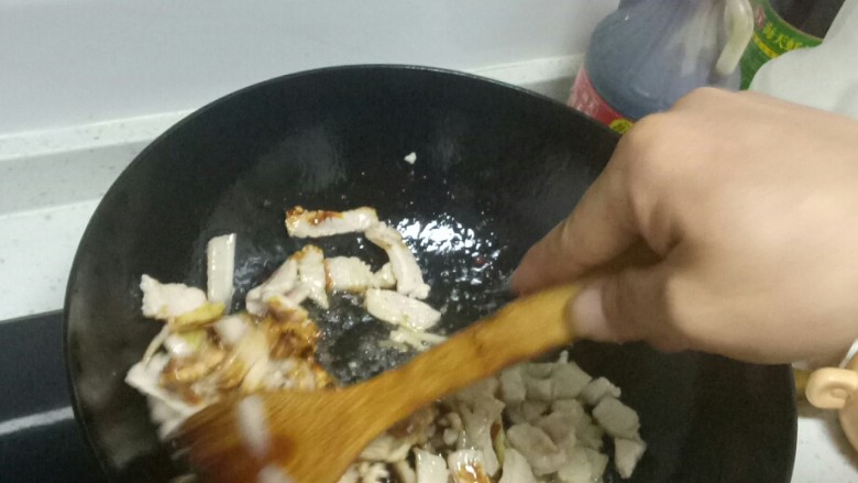 猪肉白菜炖粉条,肉变色后,放入适量<a style='color:red;display:inline-block;' href='/shicai/ 692'>酱油</a>翻炒均匀。
