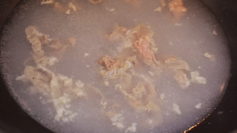 茄汁肥牛乌冬面,还是用锅里的沸水焯一下肥牛去血水,放进去搅散就关火。