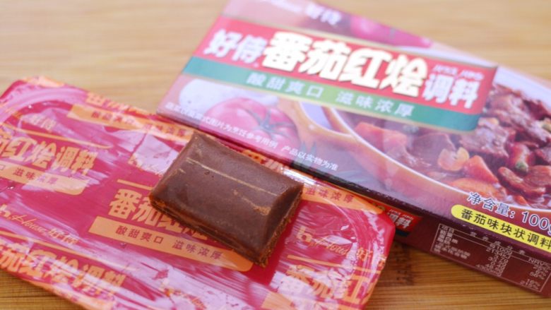 茄汁肥牛乌冬面,为了让汤汁浓郁亮泽,我用到了这个<a style='color:red;display:inline-block;' href='/shicai/ 83264'>番茄红烩调料</a>,一小块就够了。(也可以不用)
