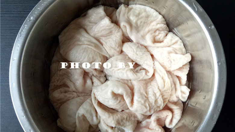 火爆肥肠,<a style='color:red;display:inline-block;' href='/shicai/ 439'>肥肠</a>彻底清洗干净,建议用面粉反复清洗,并撕掉较多的白色物质;