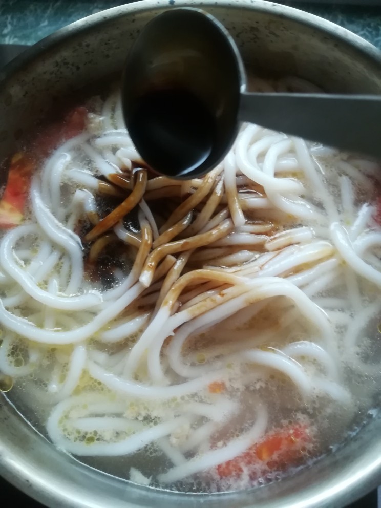 小锅米线,再放<a style='color:red;display:inline-block;' href='/shicai/ 692'>酱油</a> 适量