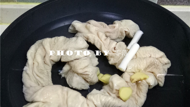 火爆肥肠,肥肠洗净后,放入锅里,倒入适量清水,放入姜片,葱段,高度白酒,大火煮开;
