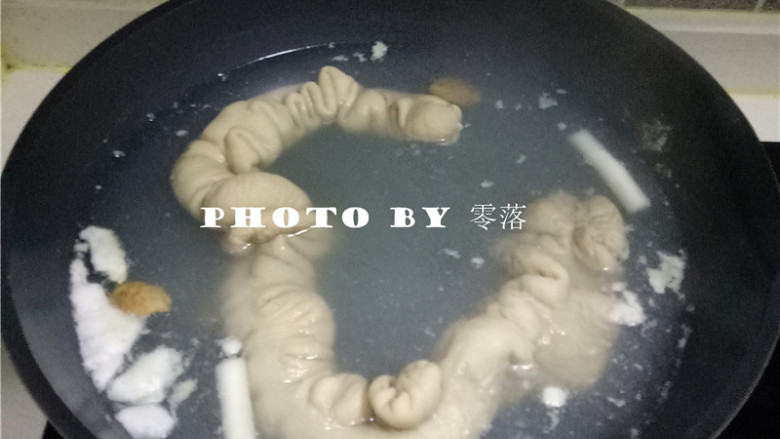 火爆肥肠,肥肠煮至能用筷子戳穿时,关火;