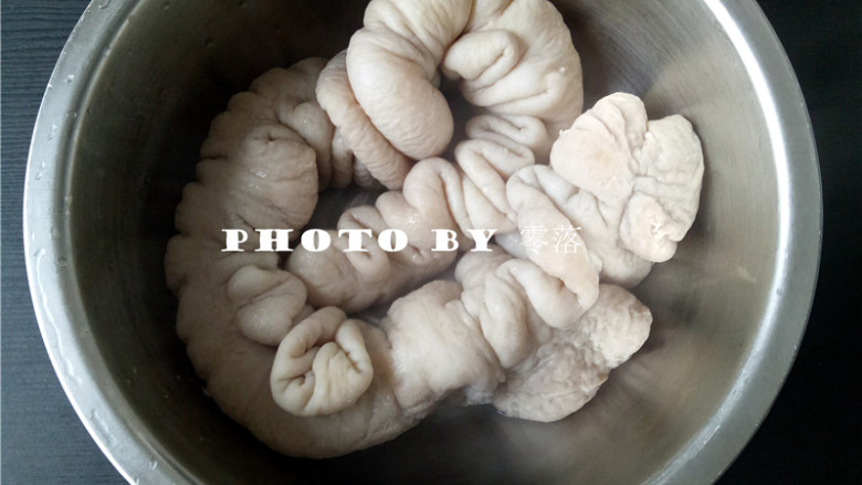 火爆肥肠,将肥肠捞出,冷却;
