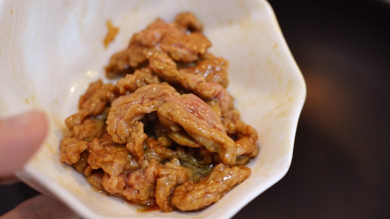 牛肉鸡蛋炒面,牛肉炒至段生,盛出来备用。