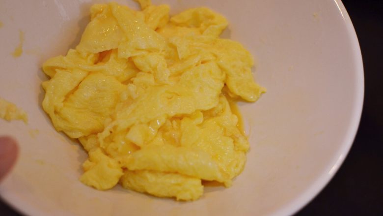 牛肉鸡蛋炒面,鸡蛋炒熟,盛出来备用。