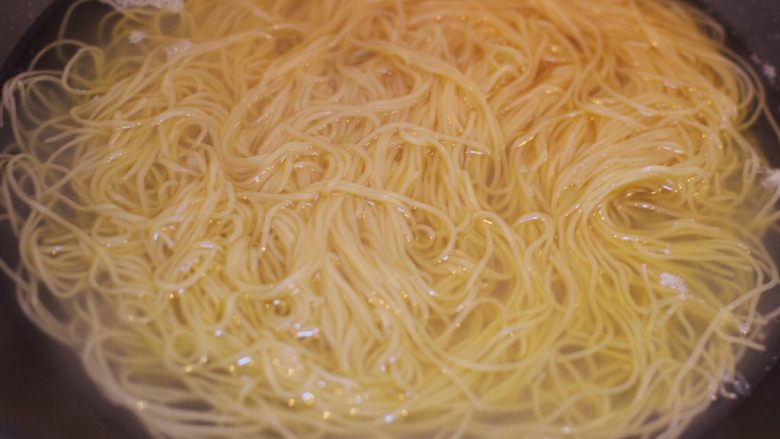 牛肉鸡蛋炒面,烧水煮面,煮好之后捞出来沥干水分。
