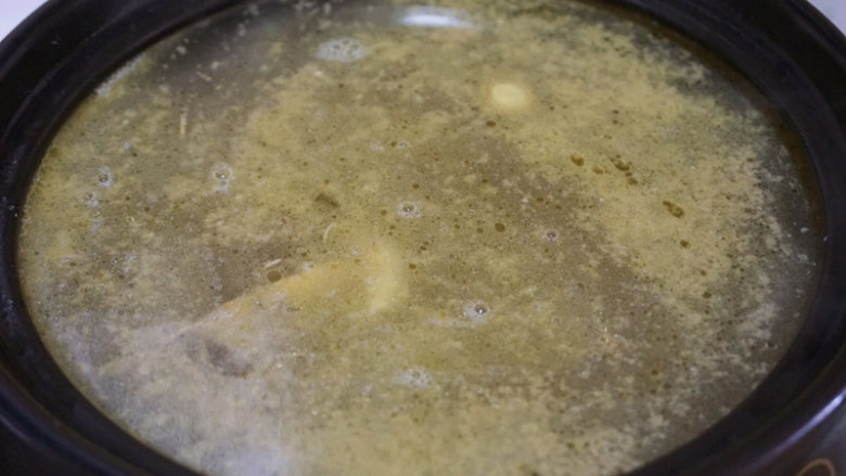 墨鱼鸡汤,待鸡块煸炒出香出油后,倒入刚刚焯鸡块用的水(不够再添加)
叨叨叨:古人讲原汤化原食,所以焯鸡块用的水就不要扔掉了,用来煲汤比较好;同时煲汤时一次性加足水,切记中间再加水影响成汤口感