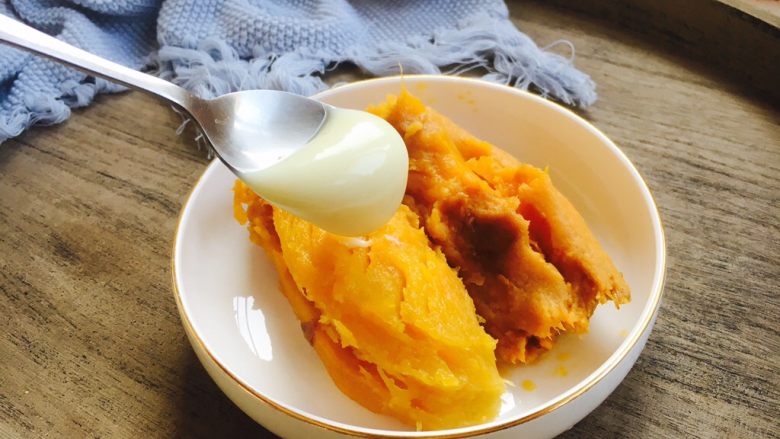 #感恩节食谱# 薯蓉奶酪焗南瓜,把蒸熟的红薯皮去掉,加入一勺<a style='color:red;display:inline-block;' href='/shicai/ 893'>炼乳</a>。