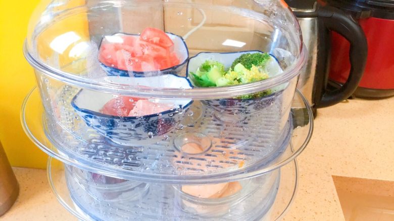 婴儿造型辅食@@「哇!好大一个彩蛋」,肉用水焯一下去腥去脏,然后捞出来。把以上各种食材,上蒸锅蒸25分钟以上。紫薯和地瓜尤其要时间长一点。蔬菜好熟,蒸熟后可以先拿出来。