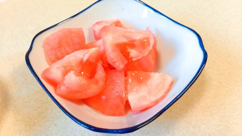 婴儿造型辅食@@「哇!好大一个彩蛋」,<a style='color:red;display:inline-block;' href='/shicai/ 3551'>西红柿</a>去皮,切块备用