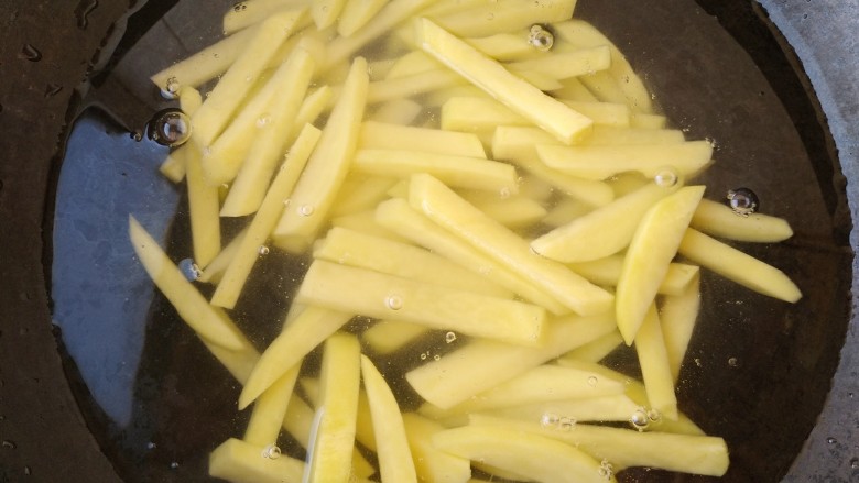 自制炸薯条,将土豆切粗条,用清水泡10分钟