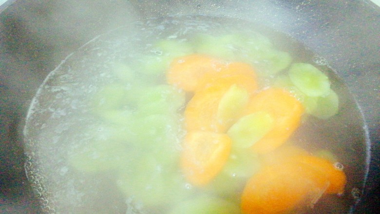 #感恩节食谱#+莴笋胡萝卜炒山药,陆续加入胡萝卜,莴笋焯水