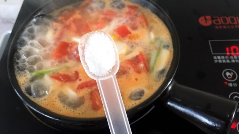 砂锅年糕煲,转小火,放勺盐