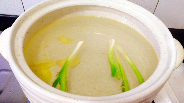 #感恩节食谱#+午鱼萝卜丝豆腐汤,然后加清水,转入砂锅里,加点盐 盖子盖上,大火煮开