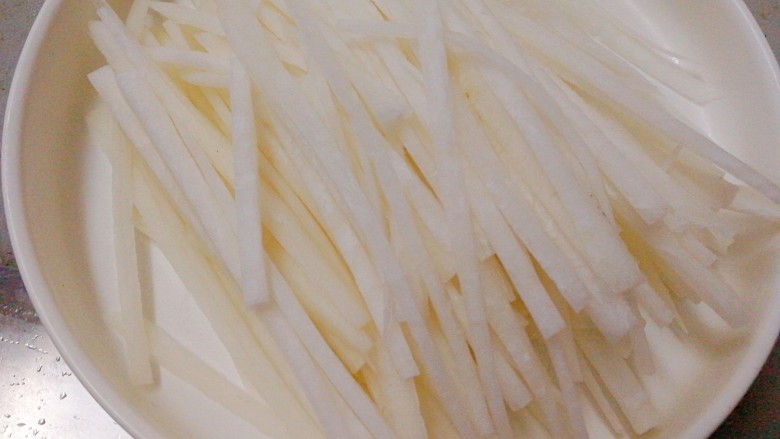 #感恩节食谱#+午鱼萝卜丝豆腐汤,切条,不要太细,如图