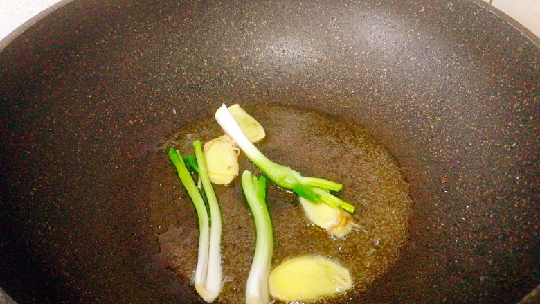 #感恩节食谱#+午鱼萝卜丝豆腐汤,起油锅,放入葱白段 姜片爆香