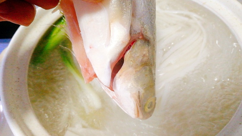 #感恩节食谱#+午鱼萝卜丝豆腐汤,加入午鱼 ,<a style='color:red;display:inline-block;' href='/shicai/ 718'>料酒</a>