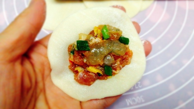 #感恩节食谱#+三鲜馅蒸饺,饺子面团搓长条,分几个小剂子,用手压扁再用擀面杖擀成圆形面皮,放上馅料