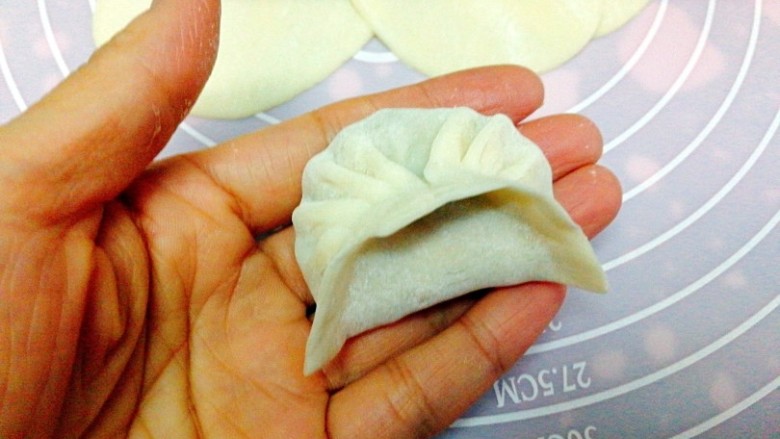 #感恩节食谱#+三鲜馅蒸饺,包成月牙形,