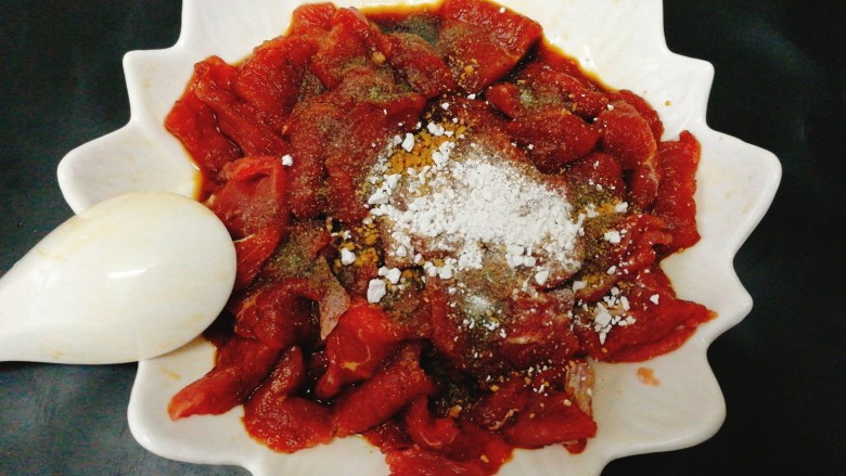 #感恩节食谱#+孜然嫩牛肉,适量淀粉,<a style='color:red;display:inline-block;' href='/shicai/ 720'>胡椒粉</a>,盐