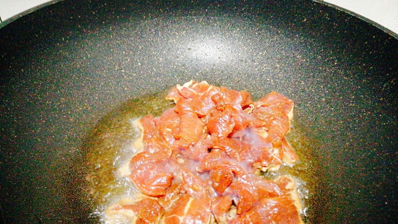 #感恩节食谱#+孜然嫩牛肉,起油锅,放入牛肉片