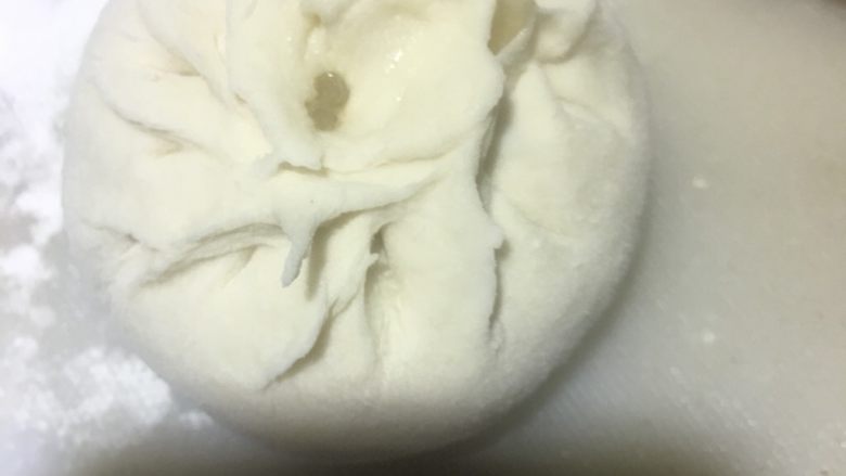 白菜粉条烫面馅饼,醒好的面 揉成长条揪成剂子 擀皮 包入馅料 像包子一样便可