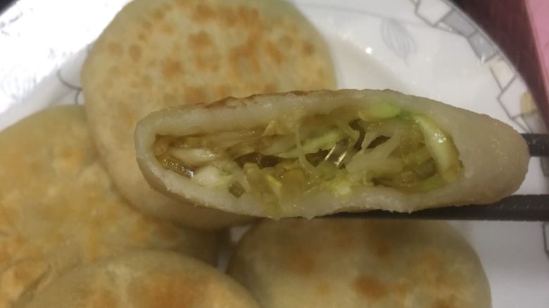 白菜粉条烫面馅饼,配上一碗粥或者烫 一餐经济实惠卫生适口的早餐搞定  前后差不多四十分钟就可以吃到嘴里了 偷偷告诉大家这五个全部被我吃掉一次性 而且是凌晨两点 请叫我半夜不睡觉瞎鼓捣大胃王😭