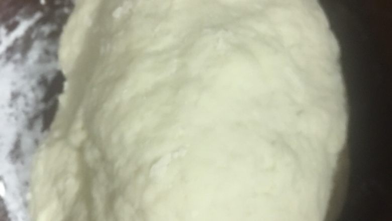 白菜粉条烫面馅饼,用60度左右的水烫面 揉成面团 醒十分钟左右
