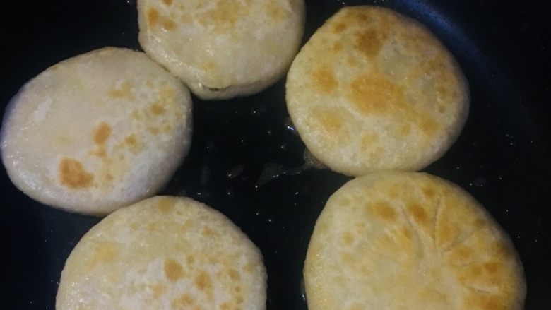 白菜粉条烫面馅饼,热锅 热油 中小火烙至两面金黄 出锅 大功告成