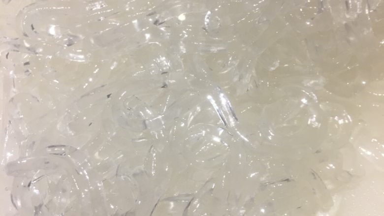 白菜粉条烫面馅饼,粉条烫熟 泡好洗干净切丁
