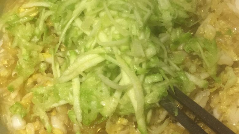 白菜粉条烫面馅饼,把杀过水的白菜和粉条丁加入所有调味料拌匀 （盐放多了家里木有白菜了就加了点西葫芦兮兮）哦对了还有葱花