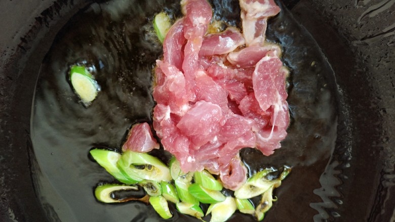 肉丝挂面,锅里入油放入葱花炒香,接着放入肉丝翻炒