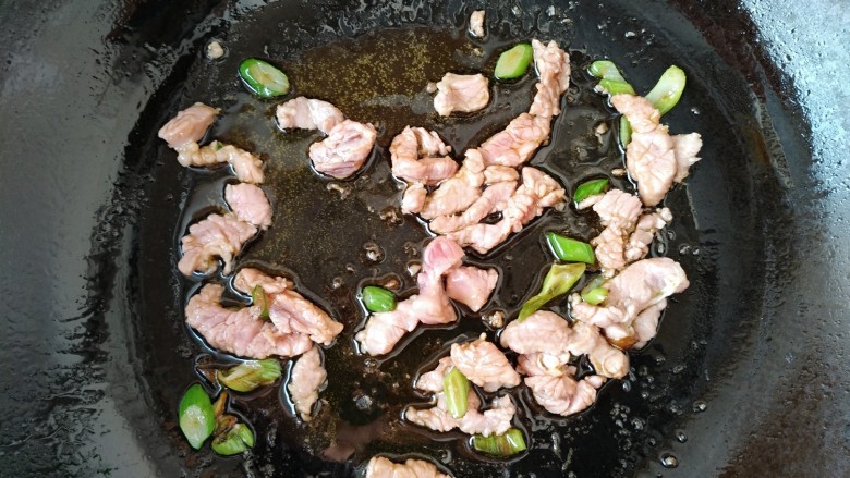 肉丝挂面,肉丝翻炒变色后,放入一勺生病