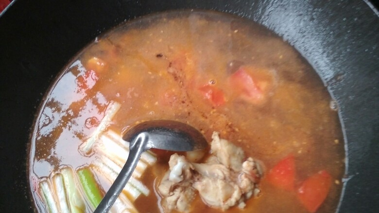 山东农家鸡汤,加水,加鸡肉。加葱。开火