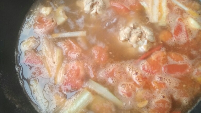 山东农家鸡汤,加盐,我还放了一点酱油,把鸡肉拿出来,肉剃出来。(忘了拍照了:)在放进去,家里做法都是一整个鸡,每次剃肉的时候我和弟弟就在旁边啃骨头,骨头上好多肉啊。小骨头在放回锅里煮煮汤更好喝