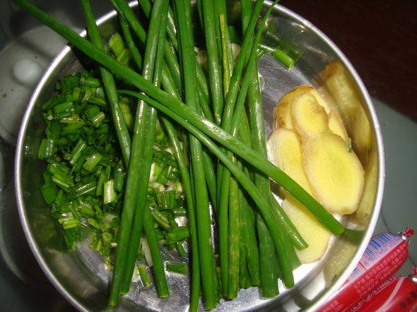 糖醋排骨,葱切小段、姜切小片