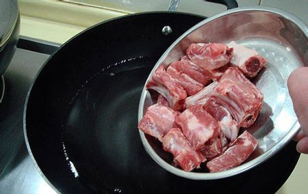 糖醋排骨,倒入排骨翻炒两分钟左右挂糖色