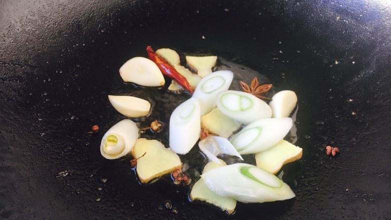#感恩节食谱# 红烧鲫鱼,锅里留少许底油,中火,放入备好的佐料爆香。