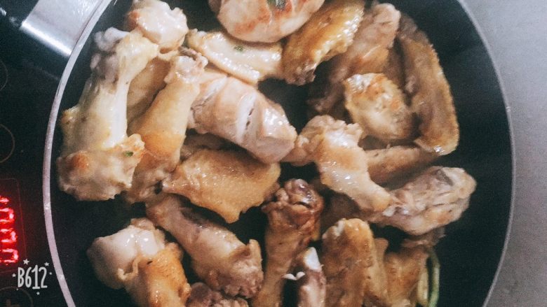 可乐鸡翅,倒入鸡翅炒香