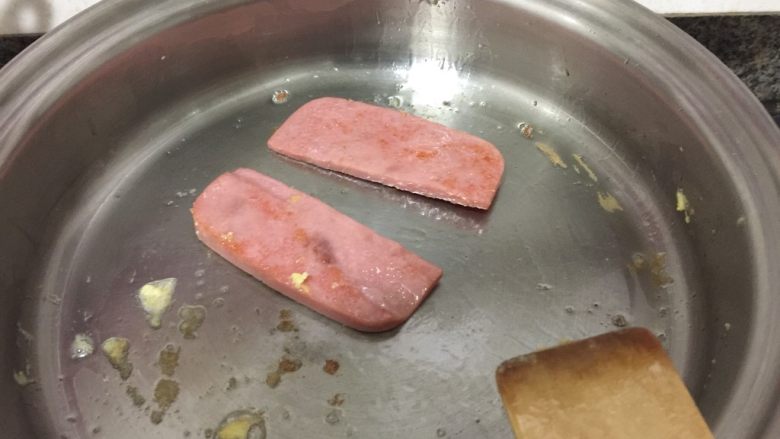 营养爱心便当🍱,火腿煎好,同样切等距离刀口
