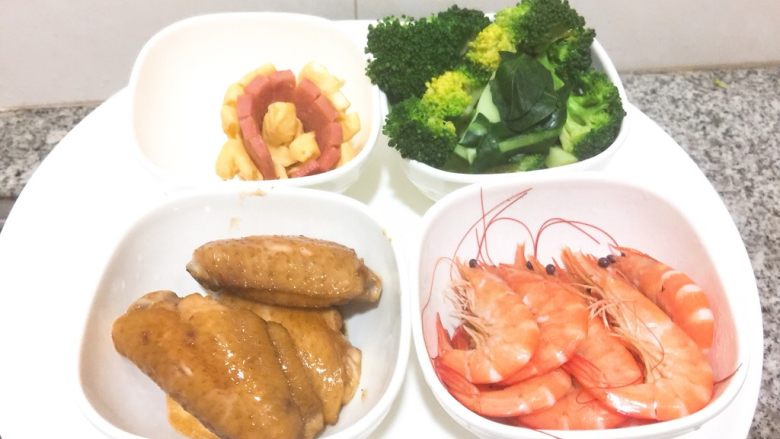 营养爱心便当🍱,先把火腿片卷起来,再把蛋饼卷在火腿片上
所有食材准备好,可以做便当🍱摆盘了