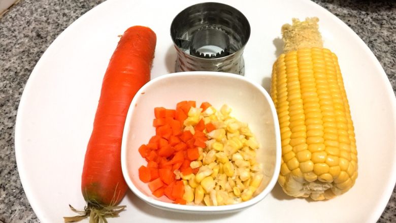 营养爱心便当🍱,将胡萝卜🥕切小粒
将玉米🌽用小工具(淘宝可以买的到,很方便)卷出玉米粒。
放进电饭煲与米一起煮熟