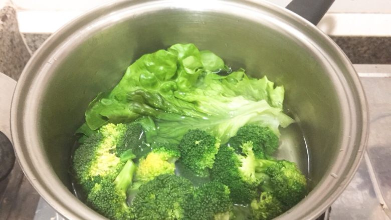 营养爱心便当🍱,用开水烫生菜和西兰花❀
生菜过一下热水就可以捞起,久了会变黑,待会摆盘的时候是盛饭用
西兰花❀再烫1分钟可以捞起。