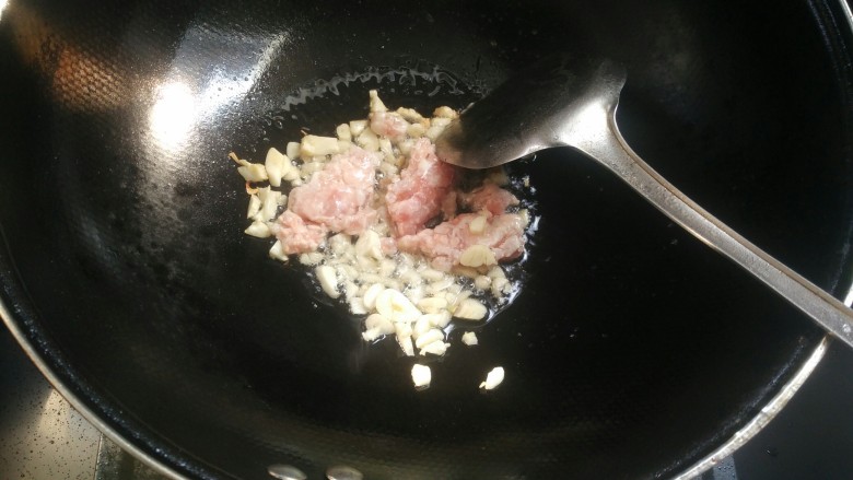 肉沫滑豆腐,加入肉末炒散