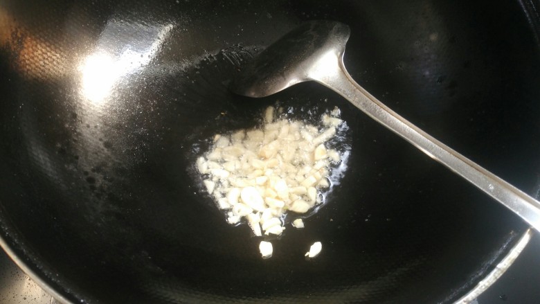 肉沫滑豆腐,锅上火加油烧热下蒜末炒香