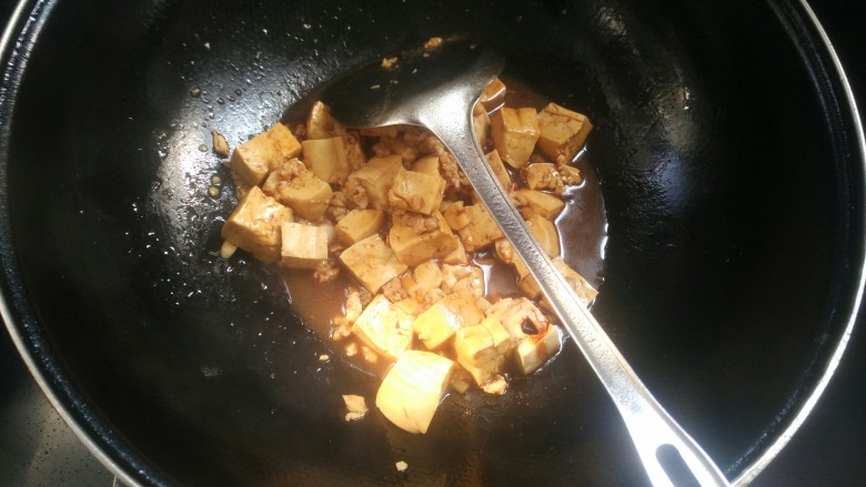 肉沫滑豆腐,豆腐加盐胡椒味精调味，老抽上色